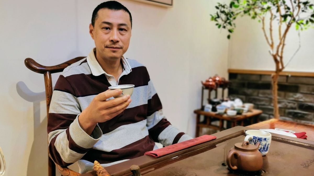 Na čajové farmy je třeba jezdit osobně, říká čínský majitel pražské čajovny